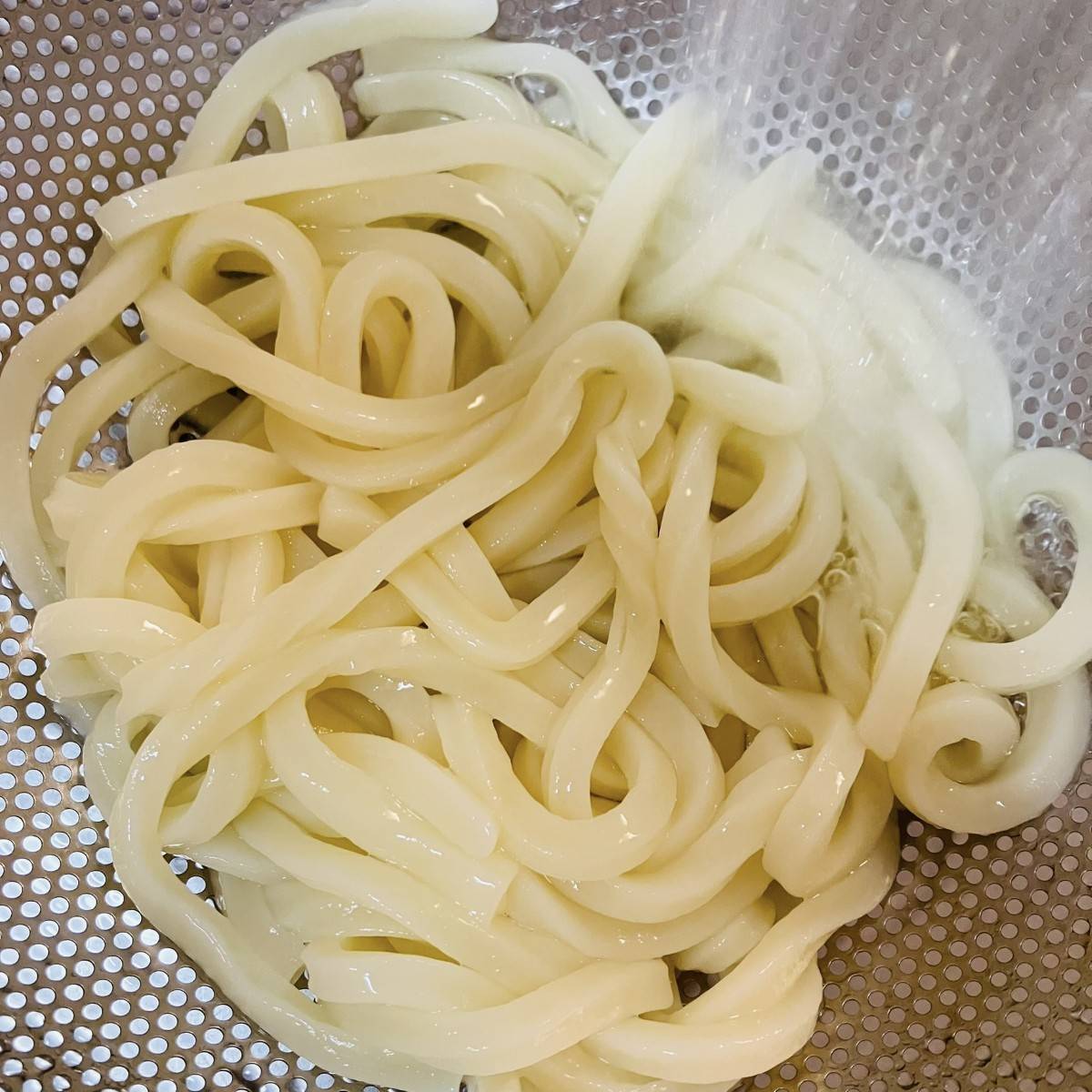 テーブルマーク公式の「つけつゆ3種で楽しむ冷やしうどん」のレシピ