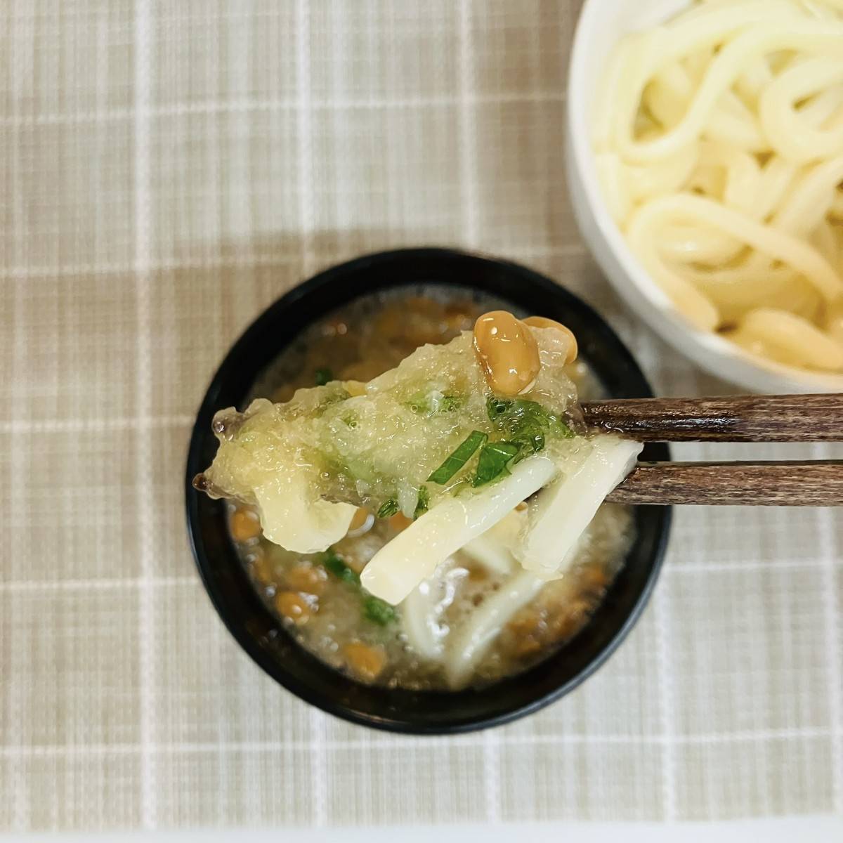 テーブルマーク公式の「つけつゆ3種で楽しむ冷やしうどん」のレシピ