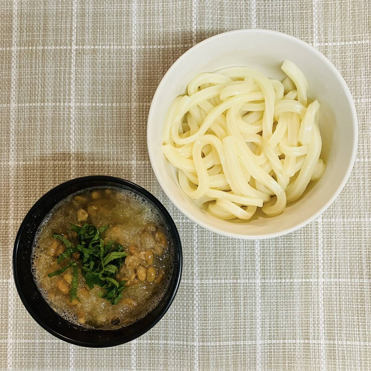 テーブルマーク公式の「つけつゆ3種で楽しむ冷やしうどん」のレシピ