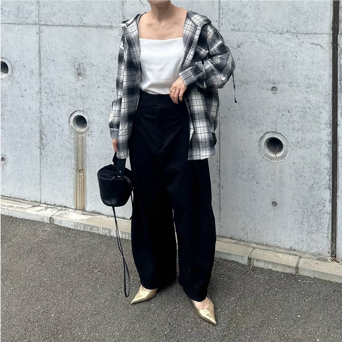オーバーサイズのチェック柄シャツを羽織る！