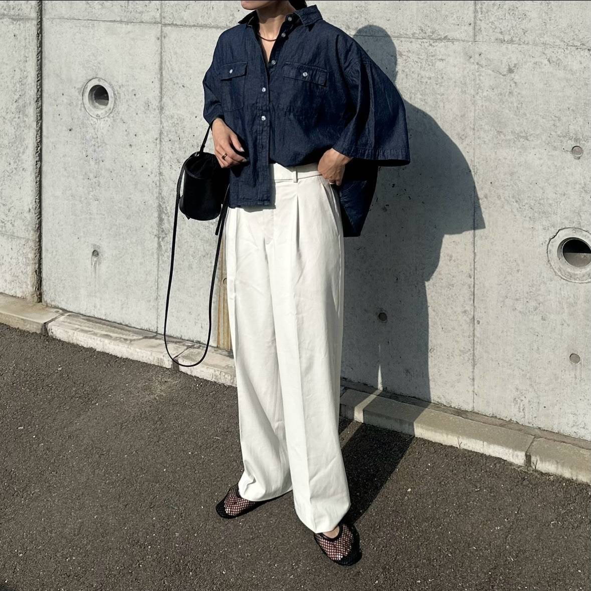 デニムシャツ×白ワイドパンツ