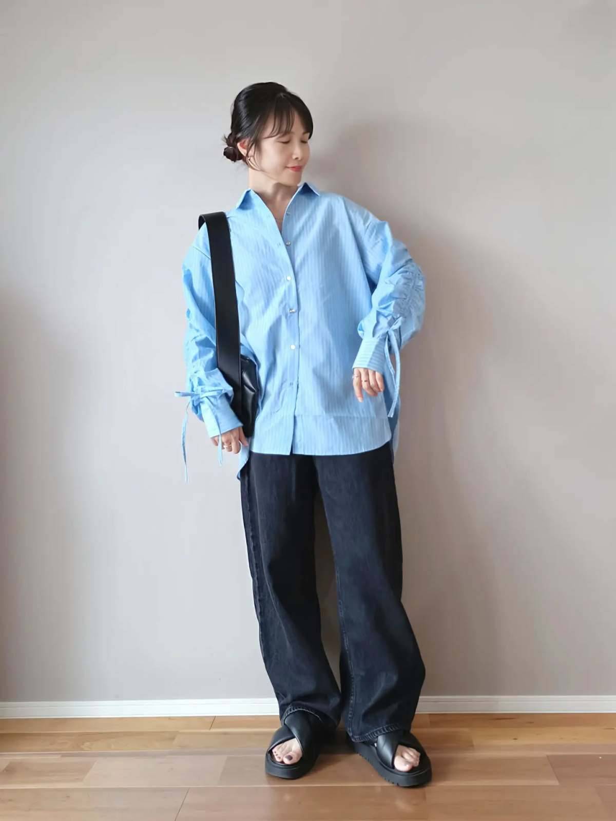 ブルーシャツ×デニムパンツ