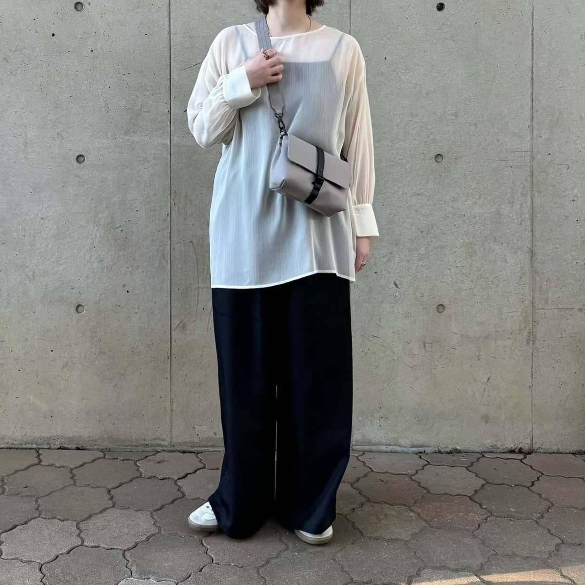 シアーブラウスを使ったモノトーンコーデ