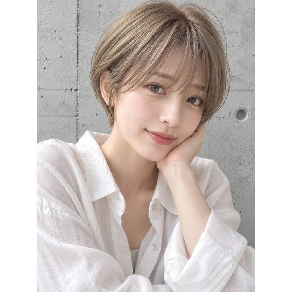ハイトーンのほんのり束感ショート