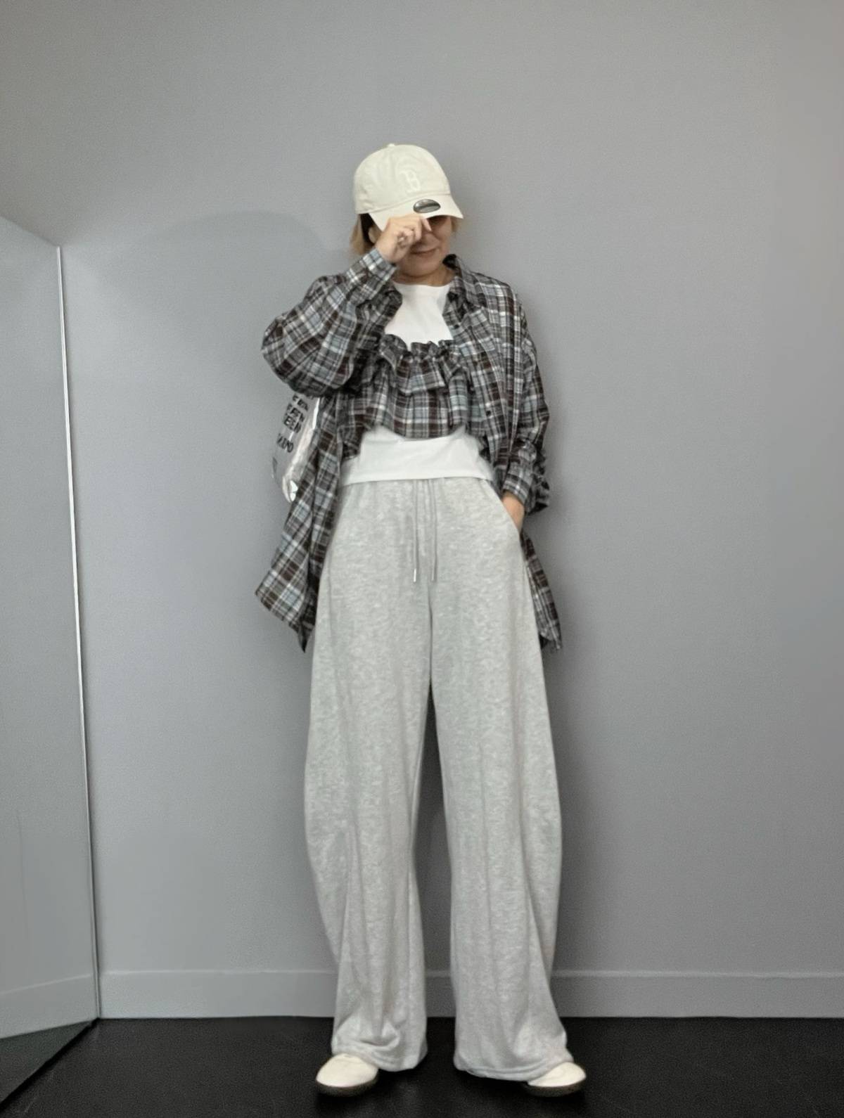 トップスの重ね着×スウェットパンツ