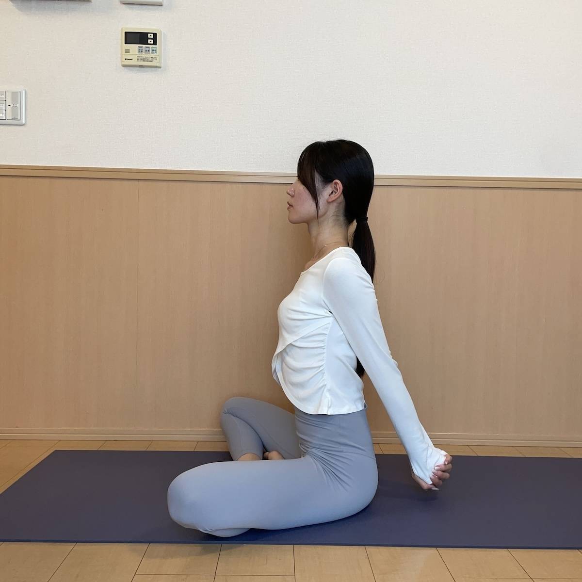 胸を斜め上に突き出す