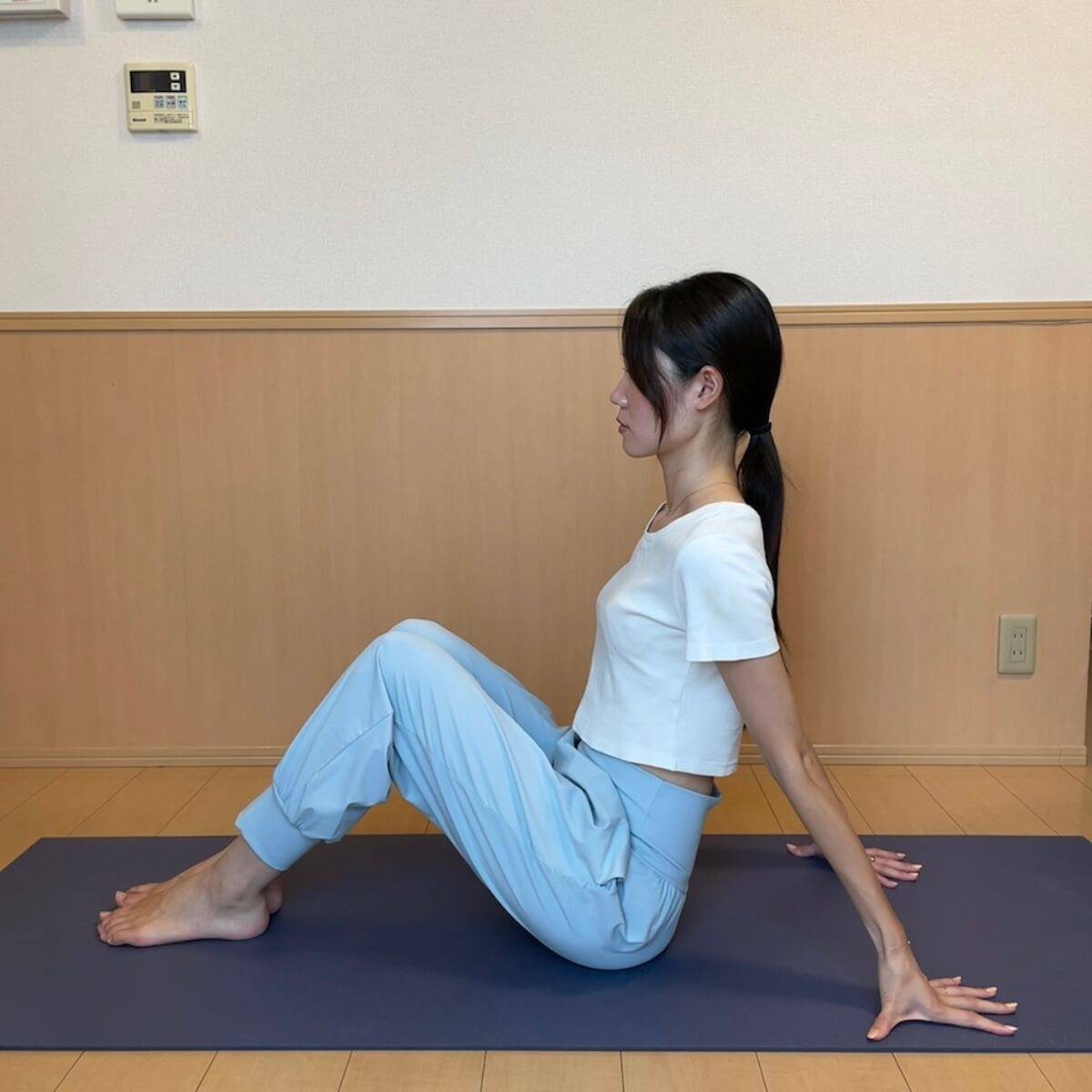 両膝を立てて座る
