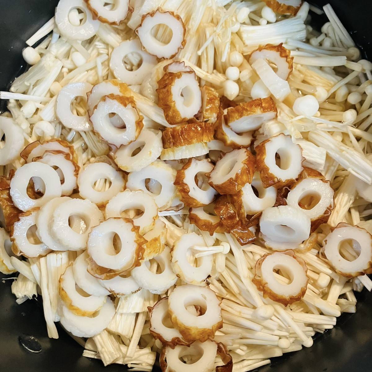 紀文公式の「焼ちくわダシときのこの炊き込みご飯」のレシピ