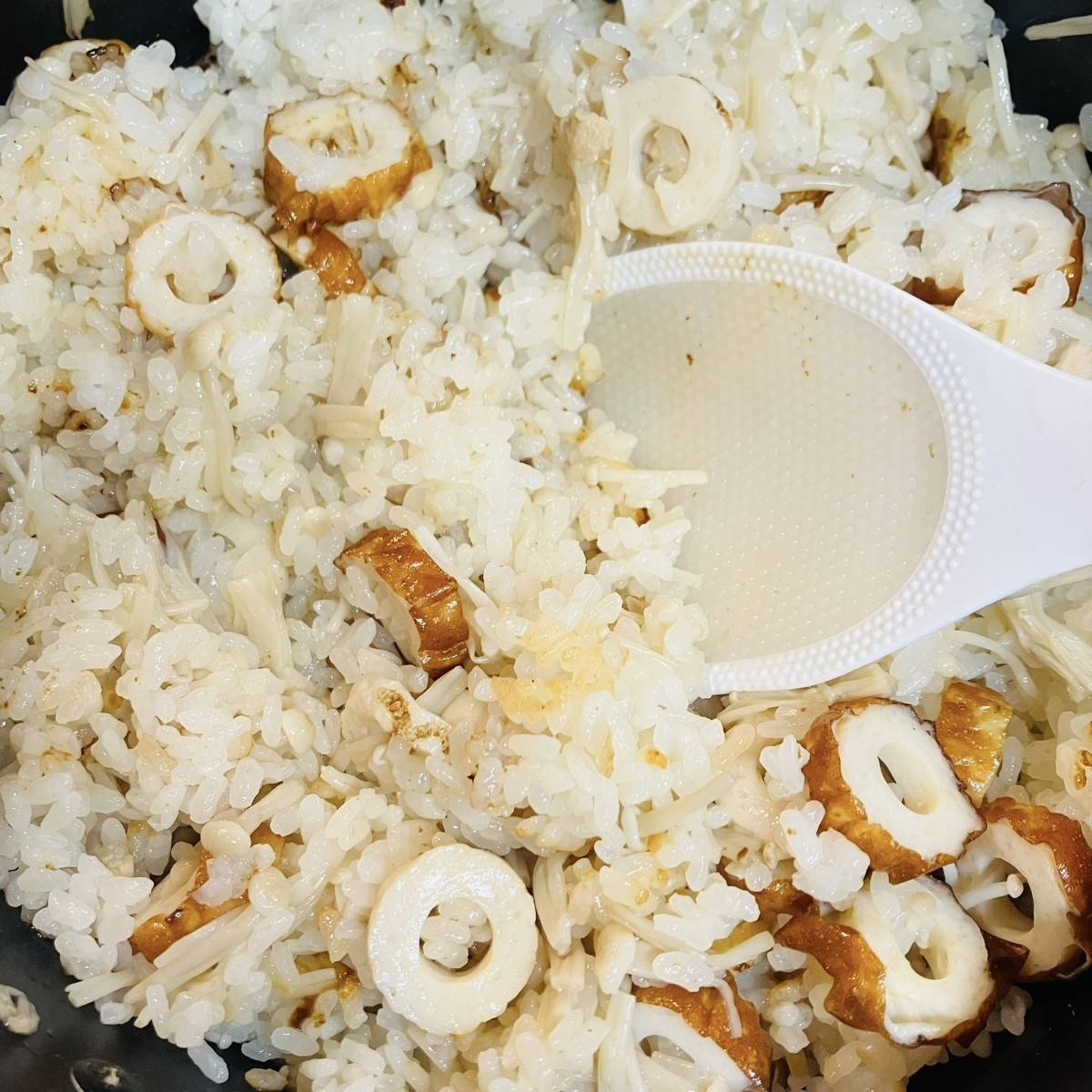 紀文公式の「焼ちくわダシときのこの炊き込みご飯」のレシピ