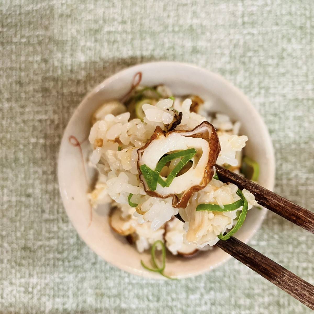 紀文公式の「焼ちくわダシときのこの炊き込みご飯」のレシピ