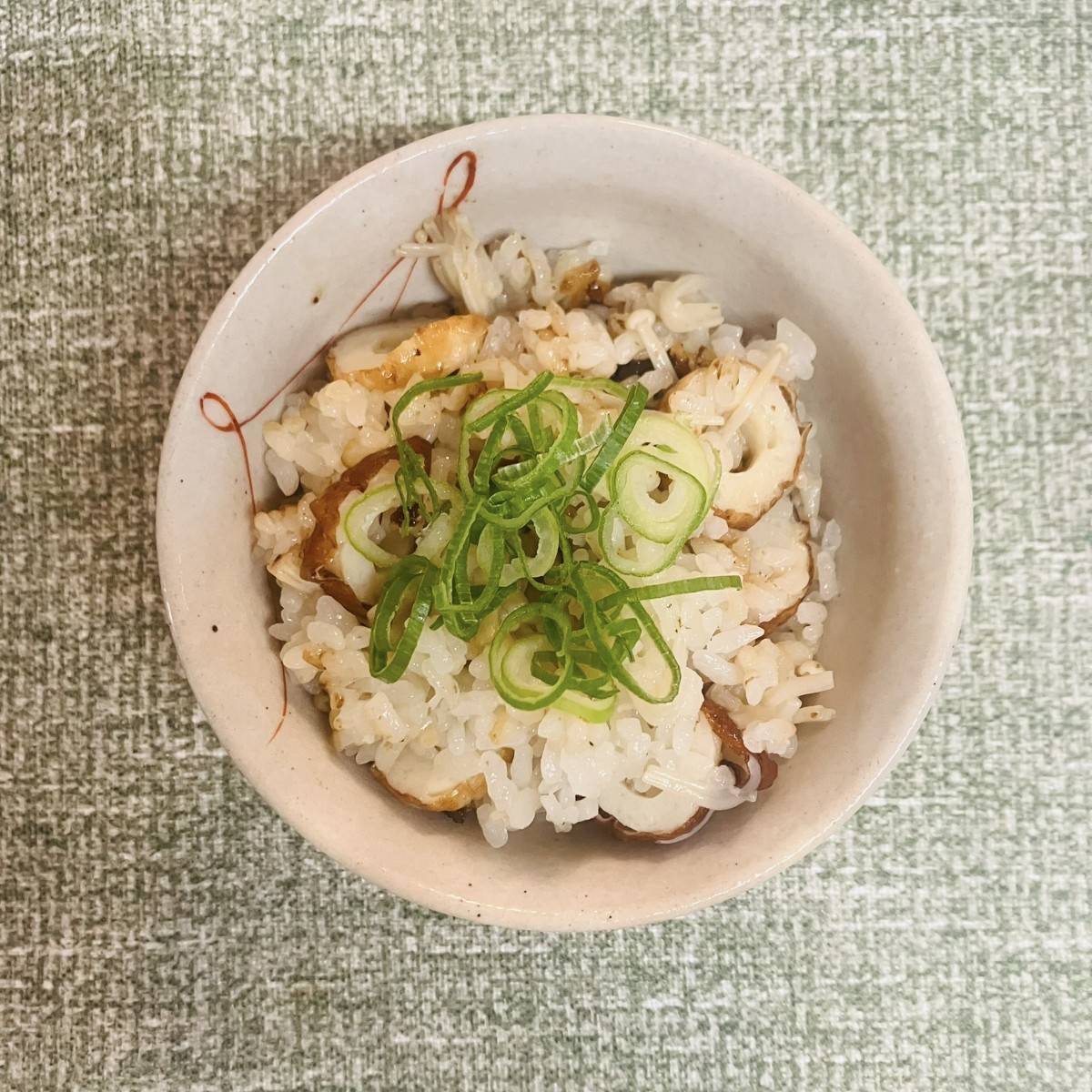紀文公式の「焼ちくわダシときのこの炊き込みご飯」のレシピ