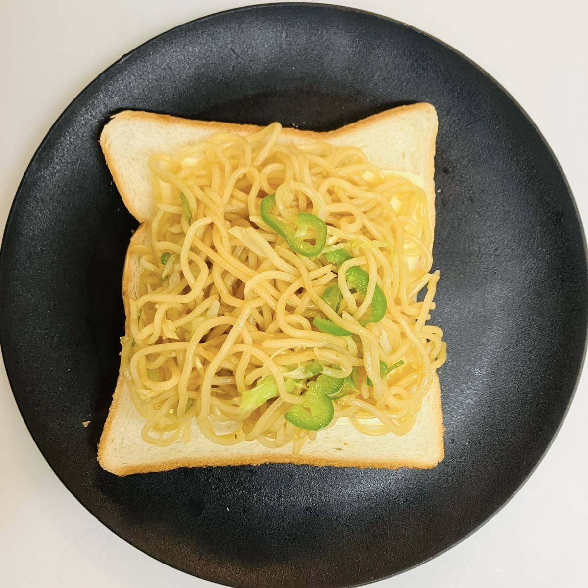 マルちゃん公式の「焼そばホットサンド」のレシピ