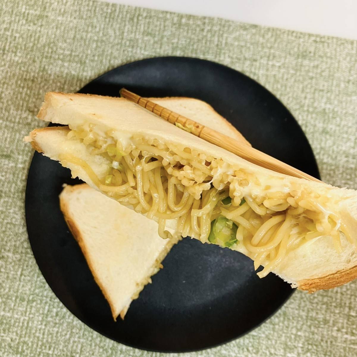マルちゃん公式の「焼そばホットサンド」のレシピ
