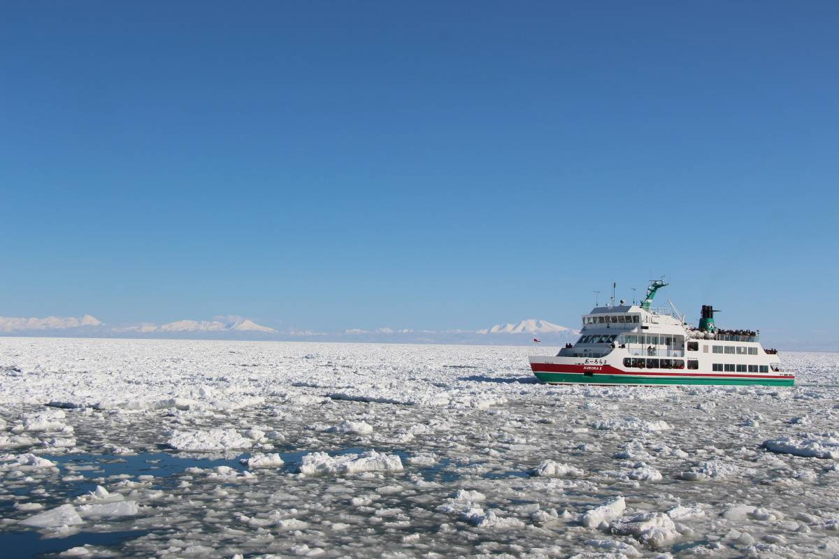流氷と砕氷船 