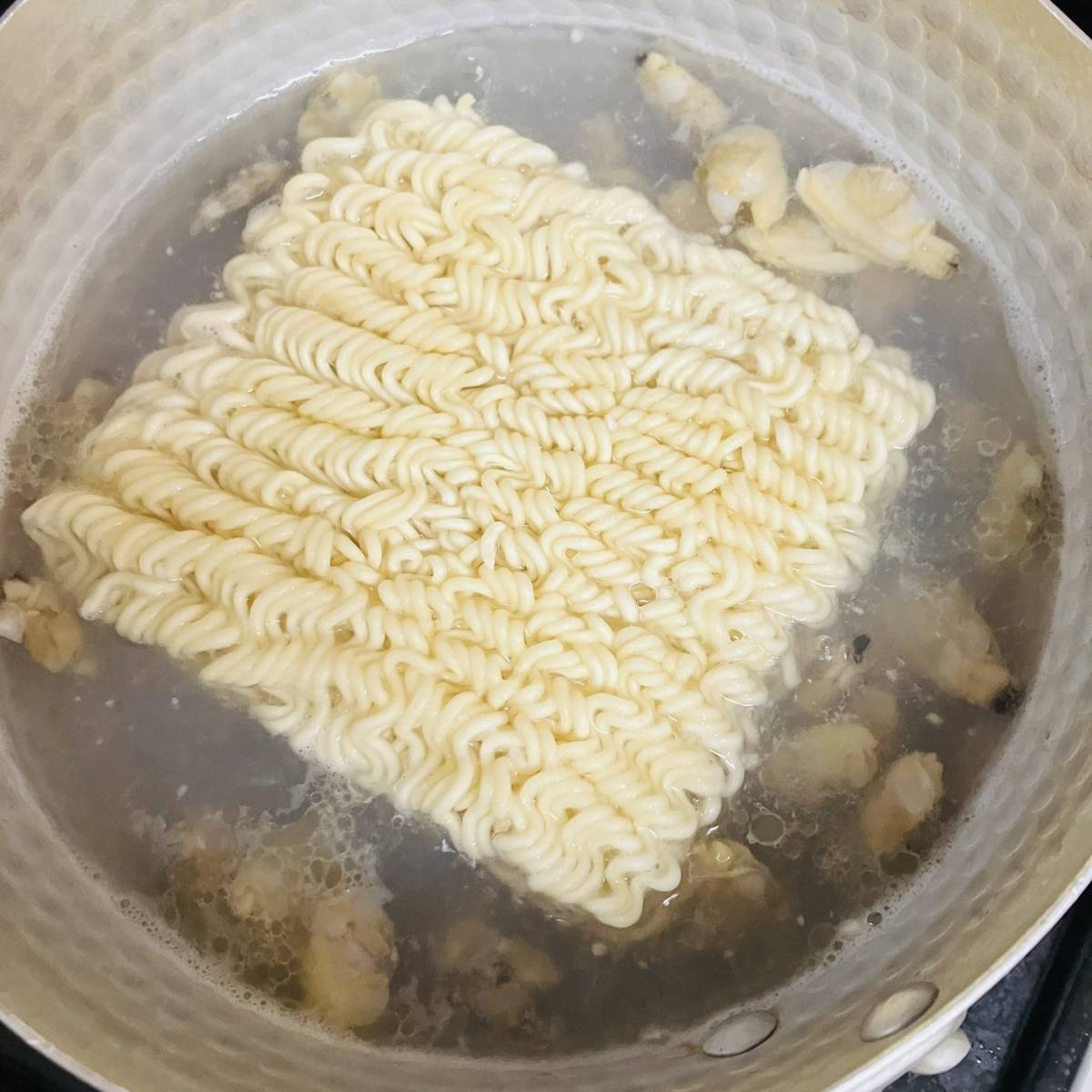 サッポロ一番公式の「ボンゴレビアンコ風塩スープラーメン」のレシピ