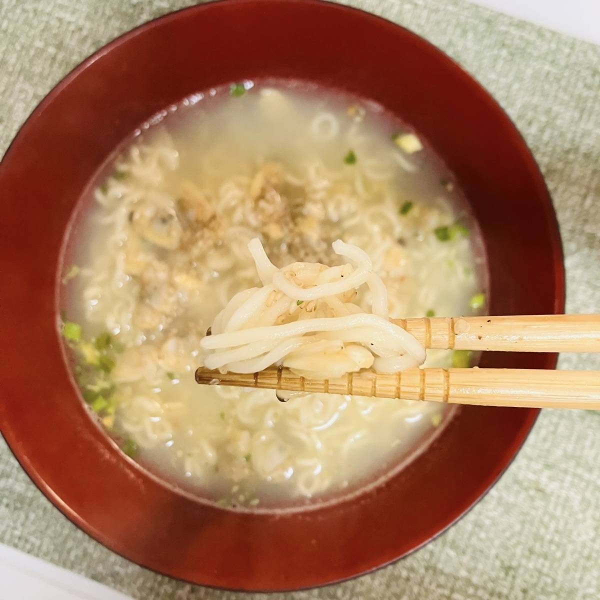 サッポロ一番公式の「ボンゴレビアンコ風塩スープラーメン」のレシピ