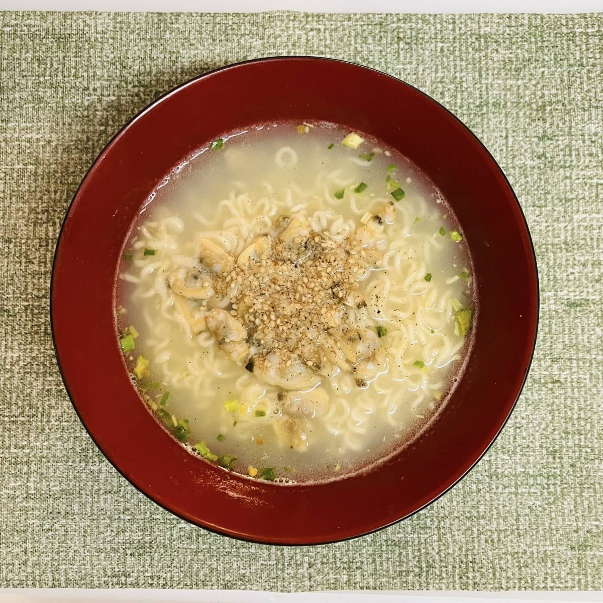 サッポロ一番公式の「ボンゴレビアンコ風塩スープラーメン」のレシピ