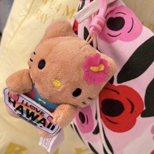 ハワイでやっと見つけた！「日焼けキティチャーム」でバッグを可愛くアレンジ♪