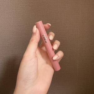 輪郭もぼかしも自由自在♡大人っぽく馴染む「Laka」のローズ系リップライナー