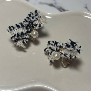  3COINS ツイードリボンパールイヤリング　トップ 